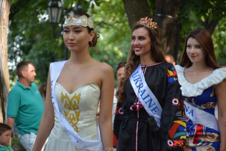 «Мисс Туризм-2017» снова в Одессе: участницы продемонстрировали свои таланты и национальные костюмы (фото)