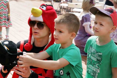 В Одессе прошло дефиле близнецов и двойняшек (фоторепортаж)   