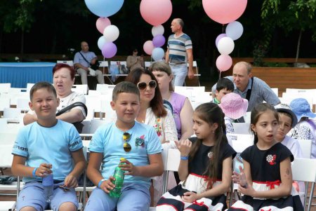 В Одессе прошло дефиле близнецов и двойняшек (фоторепортаж)   
