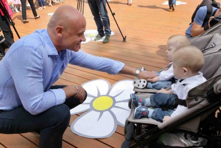 В Одессе прошло дефиле близнецов и двойняшек (фоторепортаж)   