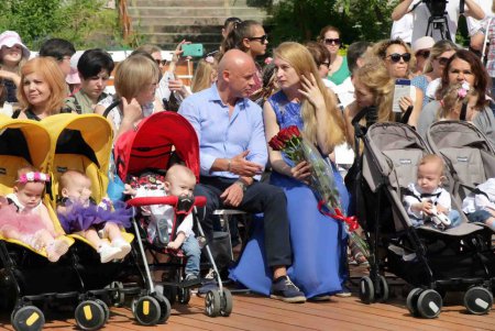 В Одессе прошло дефиле близнецов и двойняшек (фоторепортаж)   