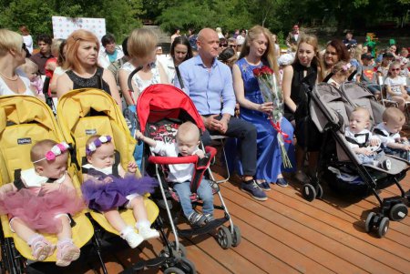 В Одессе прошло дефиле близнецов и двойняшек (фоторепортаж)   