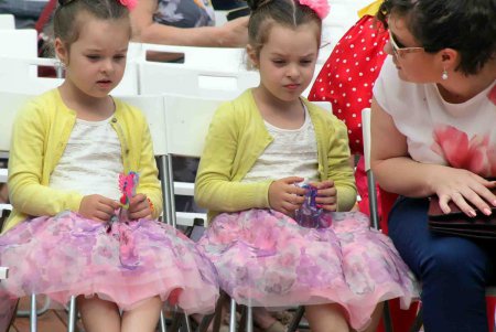 В Одессе прошло дефиле близнецов и двойняшек (фоторепортаж)   
