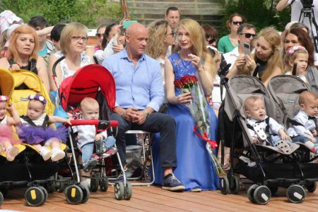В Одессе прошло дефиле близнецов и двойняшек (фоторепортаж)   