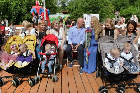 В Одессе прошло дефиле близнецов и двойняшек (фоторепортаж)   