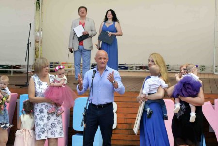 В Одессе прошло дефиле близнецов и двойняшек (фоторепортаж)   
