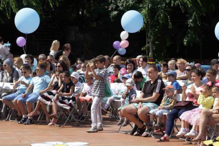В Одессе прошло дефиле близнецов и двойняшек (фоторепортаж)   
