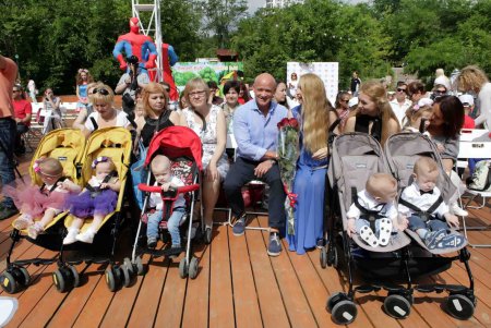 В Одессе прошло дефиле близнецов и двойняшек (фоторепортаж)   