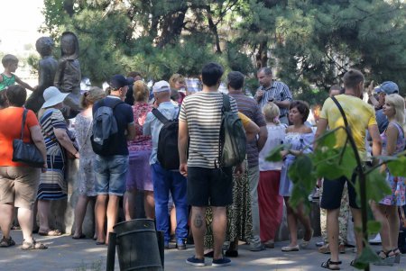 Спозаранку - за безвизом:  сотни одесситов пекутся на жаре (фоторепортаж)