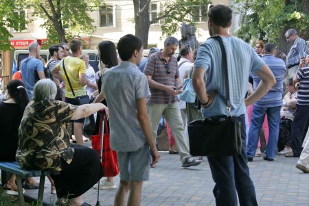Спозаранку - за безвизом:  сотни одесситов пекутся на жаре (фоторепортаж)