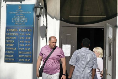 Спозаранку - за безвизом:  сотни одесситов пекутся на жаре (фоторепортаж)