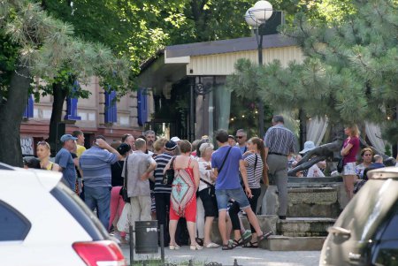 Спозаранку - за безвизом:  сотни одесситов пекутся на жаре (фоторепортаж)
