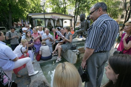 Спозаранку - за безвизом:  сотни одесситов пекутся на жаре (фоторепортаж)