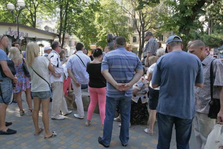 Спозаранку - за безвизом:  сотни одесситов пекутся на жаре (фоторепортаж)