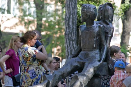 Спозаранку - за безвизом:  сотни одесситов пекутся на жаре (фоторепортаж)