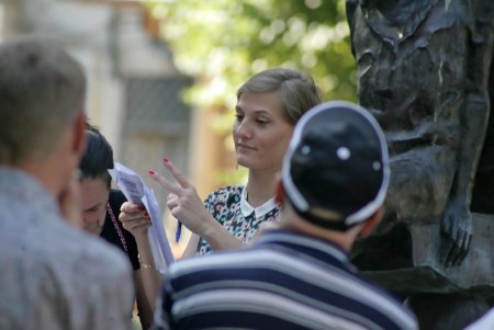 Спозаранку - за безвизом:  сотни одесситов пекутся на жаре (фоторепортаж)