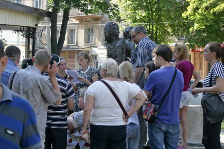 Спозаранку - за безвизом:  сотни одесситов пекутся на жаре (фоторепортаж)
