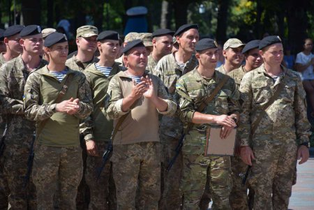 Сегодня Одесса торжественно встретила морских пехотинцев (фото)