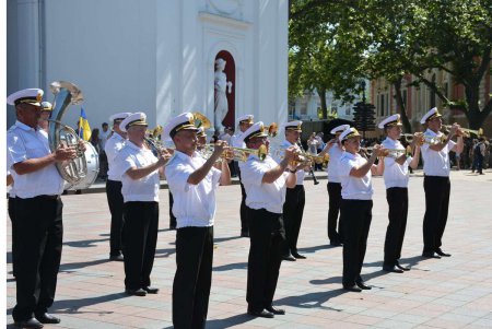 Сегодня Одесса торжественно встретила морских пехотинцев (фото)