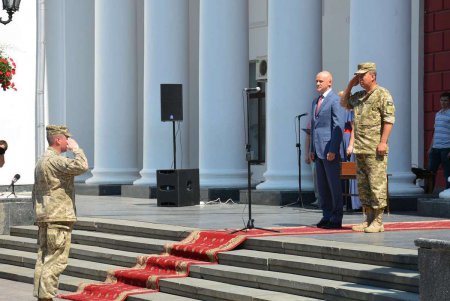 Сегодня Одесса торжественно встретила морских пехотинцев (фото)