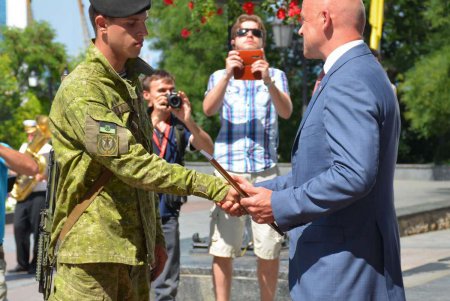 Сегодня Одесса торжественно встретила морских пехотинцев (фото)