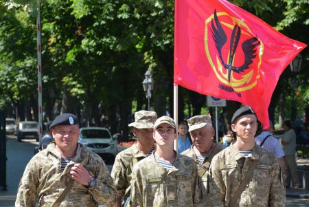 Сегодня Одесса торжественно встретила морских пехотинцев (фото)