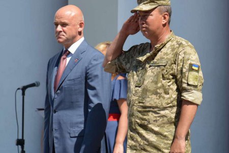 Сегодня Одесса торжественно встретила морских пехотинцев (фото)