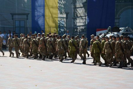 Сегодня Одесса торжественно встретила морских пехотинцев (фото)
