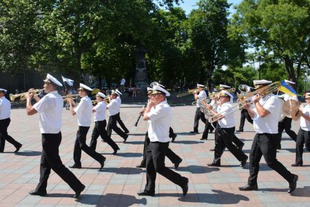 Сегодня Одесса торжественно встретила морских пехотинцев (фото)