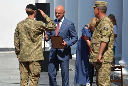 Сегодня Одесса торжественно встретила морских пехотинцев (фото)