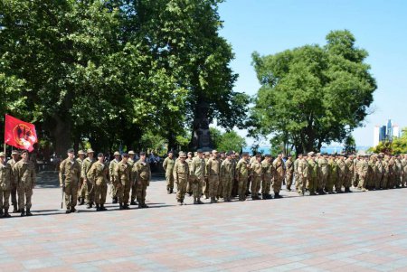Сегодня Одесса торжественно встретила морских пехотинцев (фото)
