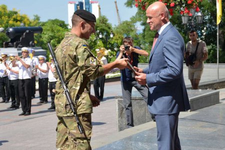 Сегодня Одесса торжественно встретила морских пехотинцев (фото)