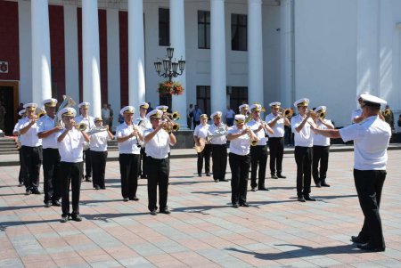 Сегодня Одесса торжественно встретила морских пехотинцев (фото)