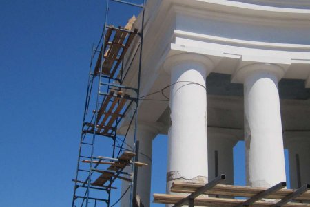 На Воронцовской колоннаде продолжаются реставрационные работы (фоторепортаж)