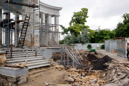 На Воронцовской колоннаде продолжаются реставрационные работы (фоторепортаж)