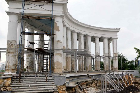 На Воронцовской колоннаде продолжаются реставрационные работы (фоторепортаж)