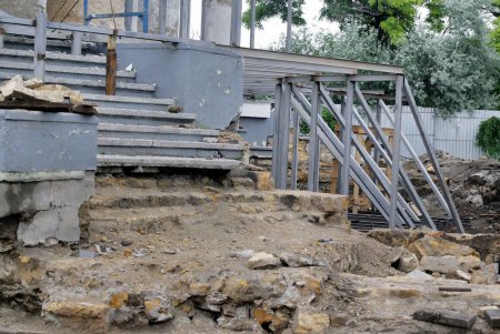 На Воронцовской колоннаде продолжаются реставрационные работы (фоторепортаж)