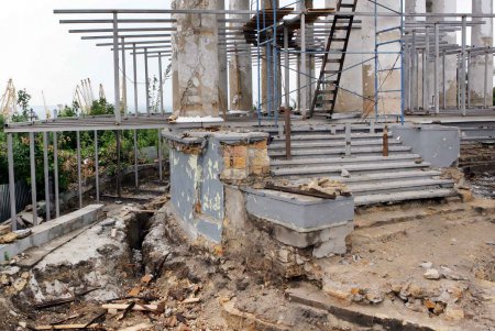 На Воронцовской колоннаде продолжаются реставрационные работы (фоторепортаж)