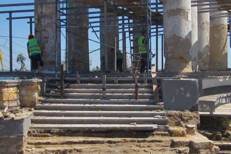 На Воронцовской колоннаде продолжаются реставрационные работы (фоторепортаж)