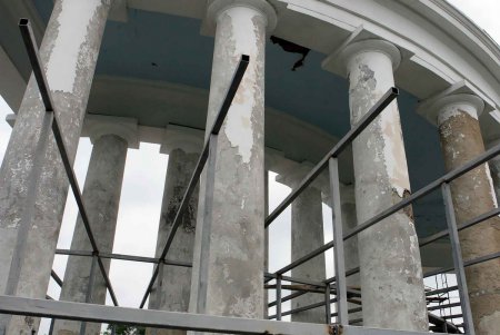 На Воронцовской колоннаде продолжаются реставрационные работы (фоторепортаж)