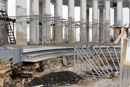 На Воронцовской колоннаде продолжаются реставрационные работы (фоторепортаж)