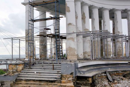На Воронцовской колоннаде продолжаются реставрационные работы (фоторепортаж)