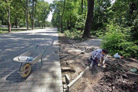 «Преображенский»: новая жизнь парка начинается от нового забора (фоторепортаж)