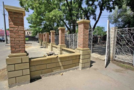 «Преображенский»: новая жизнь парка начинается от нового забора (фоторепортаж)
