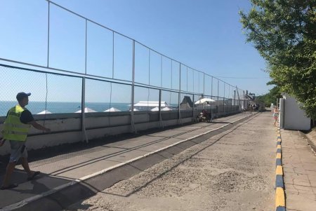 Одесские коммунальщики демонтировали незаконную рекламу «с  видом на море» (фото)