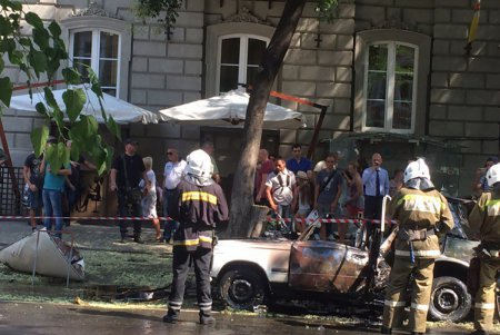 Взрыв автомобиля в центре Одессе: подробности (фото)