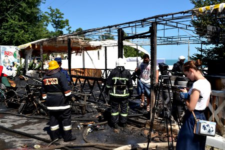 Под знойным солнцем «Аркадии» сгорело кафе (фото, видео)