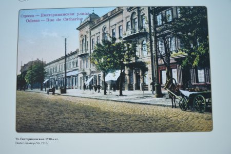 Старая Одесса в открытках: в Городском саду проходит уникальная фотовыставка (фото)