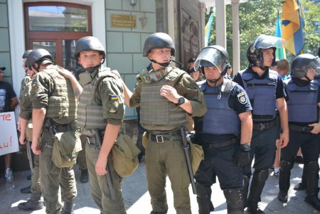 «Кадорровцы» подрались с полицейскими — промежуточный итог митинга под прокуратурой Одесской области (фото)