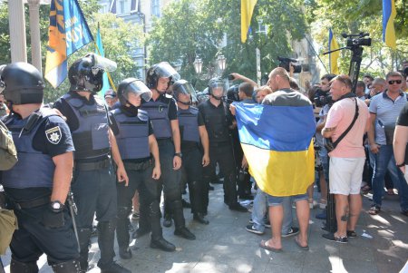 «Кадорровцы» подрались с полицейскими — промежуточный итог митинга под прокуратурой Одесской области (фото)